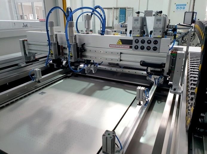 Máquina de serigrafia plana com cilindros pneumáticos e tubagens azuis