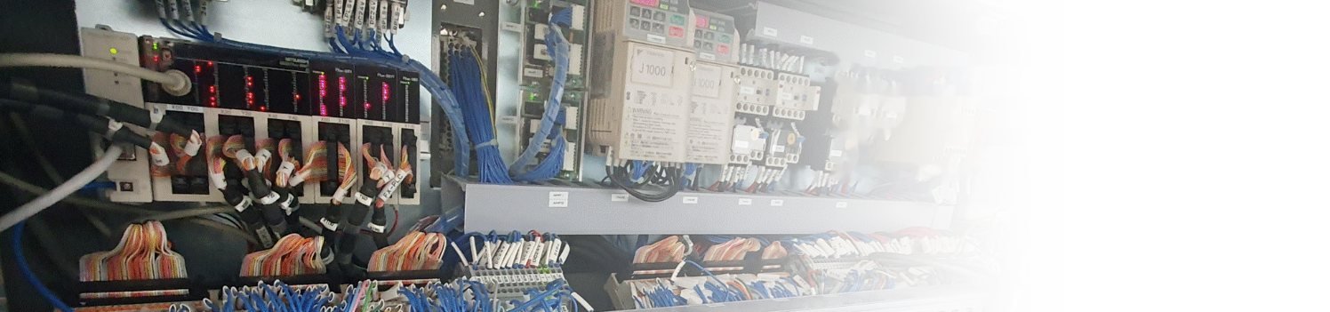 Interior de um quadro elétrico industrial com autómatos, variadores e cablagens