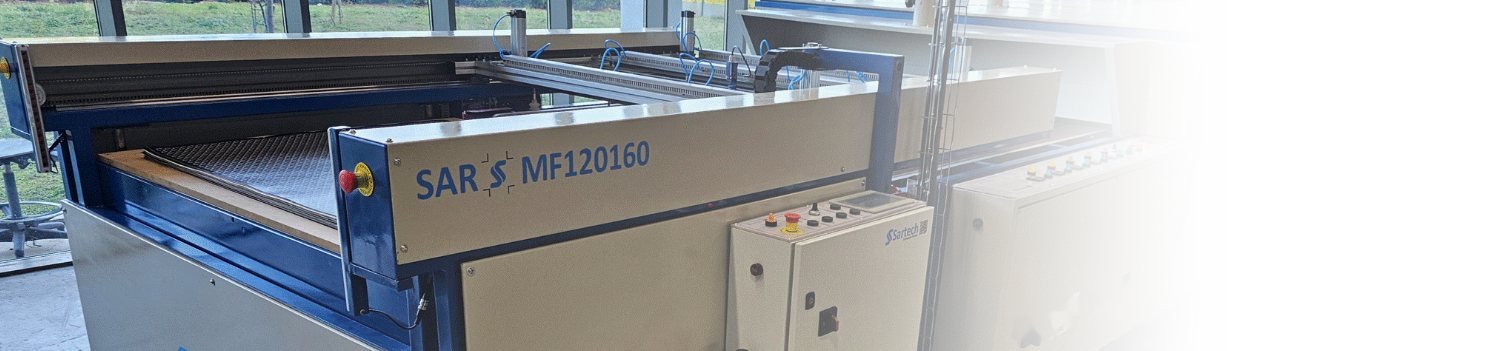 Máquina de serigrafia plana SAR MF120160 de fabrico Sartech, integrada numa linha de produção