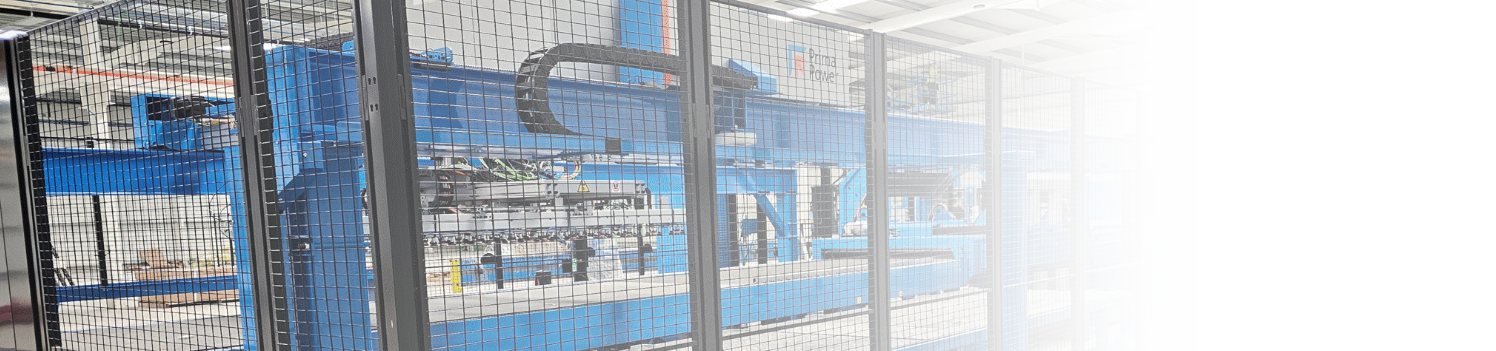 Célula industrial com máquina automática protegida por vedação metálica