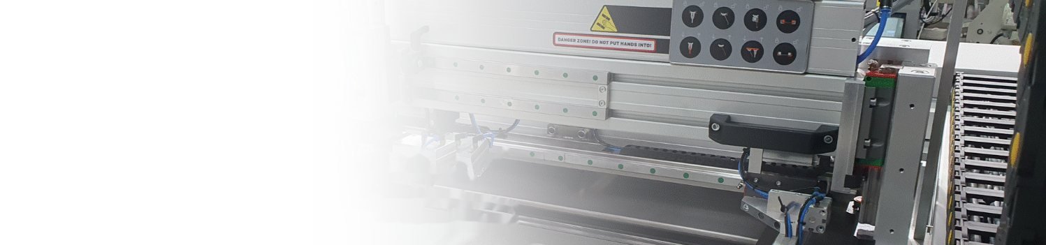 Pormenor de uma máquina de serigrafia automática com guias lineares e cilindros pneumáticos