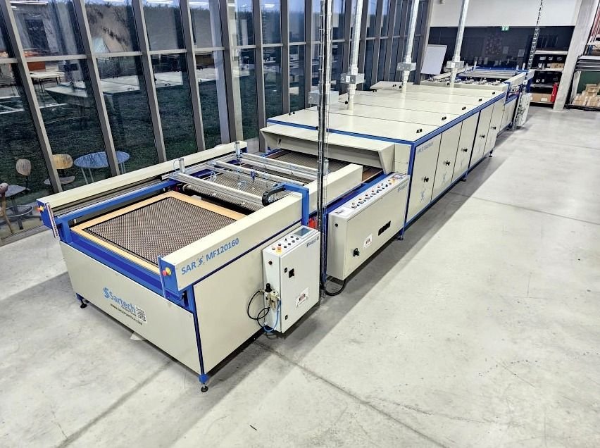 Túnel de cura UV com tapete transportador, fabricado pela Sartech, numa oficina